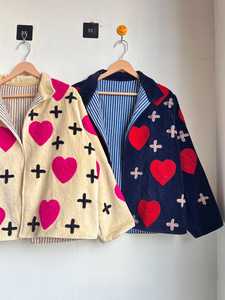 Chaqueta de terciopelo con estampado de corazones de moda, estilo bohemio, abrigo de invierno para mujer con bordado de corazones y cruces, prenda exterior llamativa para el invierno. - Product Image 5
