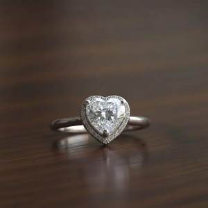 แหวนมอยซาไนต์ 3 กะรัต ทรงหัวใจ ดีไซน์คลาสสิค ประดับเพชรรอบวง สวยหรู สำหรับผู้หญิง เงินแท้ 925 ของแท้ เหมาะสำหรับงานแต่งงาน ของขวัญสำหรับคนรัก - Product Image 1
