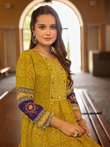 Ensemble Kurta en coton imprimé moutarde pour femmes avec manches brodées, style traditionnel indien pakistanais, coupe ample, vêtements décontractés - Product Image 3