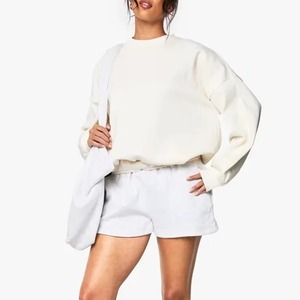 Ensemble deux pièces pour femmes, sweat-shirt et short en tricot uni, tenue décontractée confortable, style coupe classique - Product Image 4