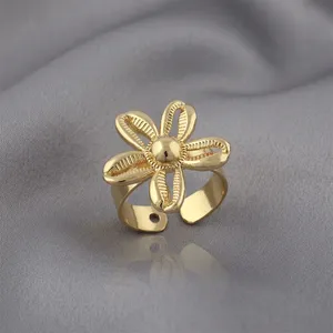 Bague en laiton massif plaqué or 18 carats, design moderne, pétales sculptés, taille minimaliste, élégante et tendance pour femme - Product Image 1