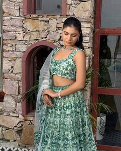 ชุดเลเฮนกาโชลีแบบยาวสำหรับผู้หญิงยุคใหม่ พร้อมผ้าคลุมไหล่ ประดับด้วยงานปักเลื่อมผ้าไหมเพชร สำหรับงานปาร์ตี้ - Product Image 3