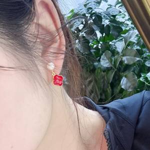 Pendientes de Trébol Rojo de Lujo Ligero Estilo Francés de Alta Gama, Finos y Colgantes con Joyería Delicada y Compacta para la Oreja - Product Image 2