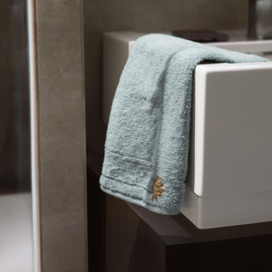 Serviette de bain en microfibre pour hôtel, 10x10 pouces, poids standard, douce et absorbante pour les clients - Product Image 2