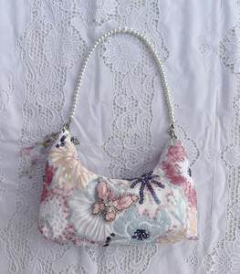 Sac à bandoulière brodé et perlé de qualité supérieure pour femme, avec des broderies élégantes pour les soirées - Product Image 3
