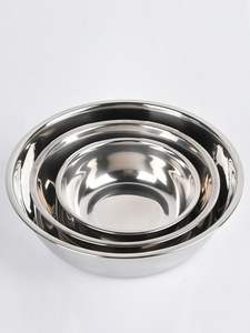 ชามเสิร์ฟโลหะทองเหลืองลายตอกตกแต่ง สำหรับตกแต่งโต๊ะงานเลี้ยง พร้อมผิวเงางามและรายละเอียดงานฝีมือที่หรูหรา - Product Image 3