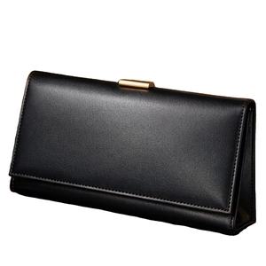 สินค้าที่แสดงเป็นกระเป๋าสตางค์ใบยาวหรือกระเป๋าคลัทช์สีดำ ทำจากหนังลูกวัวเนื้อเรียบกึ่งมันเงา พร้อมตัวล็อคโลหะขัดเงา - Product Image 1