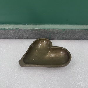 Bandeja Decorativa de Aluminio con Forma de Corazón, Diseño Artesanal Moderno, Acabado Dorado, para Decoración del Hogar, para el Día de San Valentín, Aniversario - Product Image 6