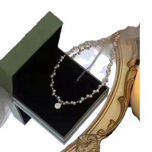 Collier pendentif vintage en petite pièce d'or et perle d'eau douce, chaîne de clavicule élégante haut de gamme, design de niche polyvalent et luxueux - Product Image 5