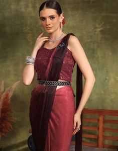 Sari de seda color granate pre-cosido KV Elegant con blusa con lentejuelas y borde bordado para ocasiones de boda - Product Image 1
