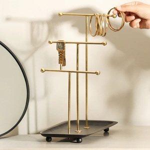 ที่วางเครื่องประดับแบบสามแขนพรีเมียม พร้อมชั้นวางแบบมีระดับ สำหรับเก็บสร้อยข้อมือ นาฬิกา ฐานวางมั่นคง ถาดจัดเก็บอย่างมีสไตล์ เหมาะสำหรับโต๊ะเครื่องแป้ง - Product Image 1