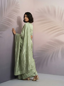 Sari en soie de framboise pure brodé pour femme Elite Weaves avec travail Leheriya et bordure à sequins, fabriqué en Inde - Product Image 6