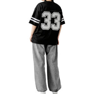Camiseta deportiva negra personalizada con estampado de número, cuello en V, estilo oversize unisex, de malla transpirable, para fútbol americano. - Product Image 5