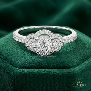 Bague de promesse de luxe à trois pierres en diamant de laboratoire taille ronde, bague demi-éternité pavée de diamants, cadeau d'anniversaire minimaliste pour filles - Product Image 2