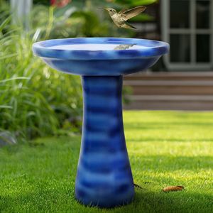 Bain d'oiseaux extérieur bleu de 23,6 po de hauteur sur piédestal en béton pour la décoration de patio et de jardin, idéal pour l'observation des oiseaux dans la cour. - Product Image 4