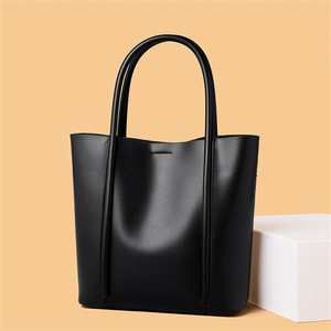 Sac fourre-tout minimaliste en cuir PU pour femme, grande capacité, deux poignées, fermeture éclair, style décontracté, usage quotidien, couleur noire - Product Image 4