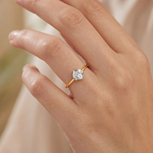 Élégance Moderne : Bague en Or Bicolore 18K, Grappe de Diamants Abstraite pour Femme, 0,35 Ct de Brillance - Product Image 2