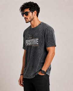 เสื้อยืดโอเวอร์ไซส์สีเทาพิมพ์ลายสำหรับผู้ชาย แขนสั้น คอกลม สวมใส่สบาย ผลิตจากผ้าฝ้าย 100% ล้างสีแบบแอซิดวอช รุ่นใหม่ล่าสุด - Product Image 2