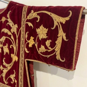 Vestimenta Litúrgica de Terciopelo Borgoña de Lujo con Bordado a Mano en Hilo Dorado, Transpirable y Ecológica, Túnica para Sacerdotes y Clérigos - Product Image 2