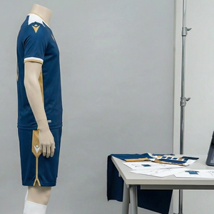 Ensemble complet de maillot de football personnalisé 2026 pour homme, sans manches, col rond, sublimation, bleu marine et or, en polyester respirant - Product Image 4