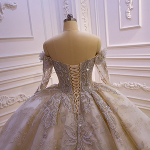Robe de mariée bustier style princesse, broderie main, dentelle, col en V, taille cintrée, longueur asymétrique, satin brillant, classique - Product Image 4