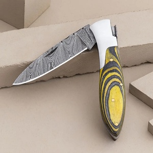 Cuchillo de Bolsillo Jexmoo Hecho a Mano con Acero de Damasco y Funda de Cuero, Ideal para Regalo de Aniversario o para Padrinos de Boda - Product Image 6
