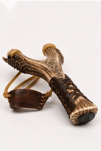 Slingshot artisanal en bois de cerf, accessoire d'extérieur en bois de cerf naturel, poignée confortable, style traditionnel - Product Image 4