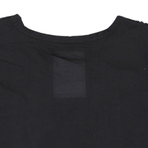 AKA เสื้อยืดปักเลื่อมสีดำ เสื้อเชิ้ตแฟชั่นพรีเมียมสำหรับผู้หญิง - Product Image 6