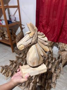 Sculpture de cheval en teck massif faite à la main, sculptée et gravée, figurine animale d'art populaire, art sur pied, objet de collection, décoration intérieure - Product Image 2