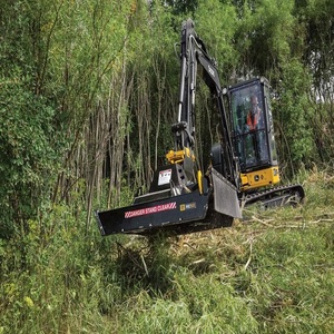 Mini-excavatrice John Deere avec broyeur pour applications d'excavation compacte et de débroussaillage - Product Image 1