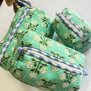 Juego de Bolsas de Cosméticos Acolchadas con Diseño Floral Vintage, Gran Tamaño, Cierre de Cremallera Multifuncional, Patrón Textil de Rosas Blancas y Verdes - Product Image 6