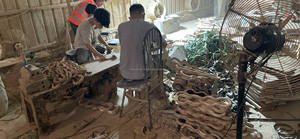 Planche ronde de charcuterie en bois d'acacia rustique poli en gros avec porte-vin couleur personnalisée pour la fête servant de la nourriture Vietnam - Product Image 6