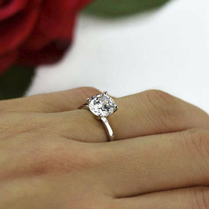 Anillo de Cumpleaños con Diamante Blanco Redondo Precioso en Corte Solitario para Ella, con un Elegante Acabado en Plata de Ley para Uso Diario - Product Image 3