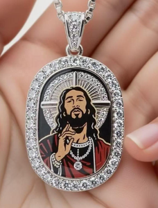 Pendentif ovale personnalisé en émail avec incrustation de moissanite, plaqué or rose, argent 925, médaillon Jésus, bijoux hip-hop Orelia Luxe Orelia - Product Image 4