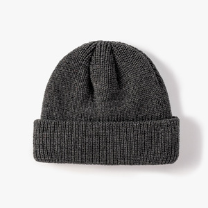 Gorro de Punto Acrílico Amarillo con Logotipo Personalizado Bordado de Alta Calidad - Product Image 5