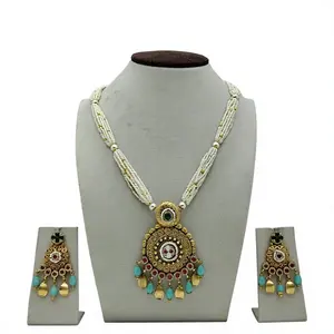Ensemble de collier de perles indien traditionnel avec pendentif en or, pierres vertes et rouges et boucles d'oreilles assorties, bijoux ethniques de mariée - Product Image 1