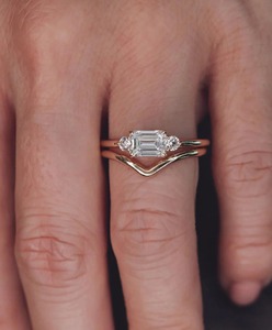 แหวนเพชรทรงมรกตเม็ดเดี่ยว 1 กะรัต แบบมินิมอล ตะวันออก-ตะวันตก ทองคำขาว 14K วงแหวนหน้ากว้าง 1.6 มม. ประดับเพชรด้านข้างทรงบริลเลียนท์ แหวนหมั้น - Product Image 6