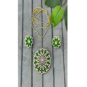 Ensemble pendentif et boucles d'oreilles en or finition impeccable, orné de pierres CZ de créateur, pour les mariages et les soirées, collection pour femmes. - Product Image 2