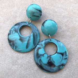 Boucles d'oreilles en résine de luxe, bijoux personnalisables pour femme, design tendance en résine époxy, design personnalisé, boucles d'oreilles en résine époxy écologiques - Product Image 3