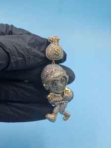 จี้รูปเด็กชายถือถุงเงินประดับมอยส์ซาไนต์ ชุบทองคำขาว 925 เงินแท้ รูปทรงการ์ตูนสุดน่ารัก สำหรับจี้และเครื่องประดับชั้นดี - Product Image 2