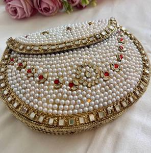 Bolso de Mano Étnico de Imitación Antigua Chapado en Oro con Cuentas Verdes y Piedras Kundan, Marca AL MALIK CRAFT, Uttar Pradesh, para Bodas y Fiestas - Product Image 2
