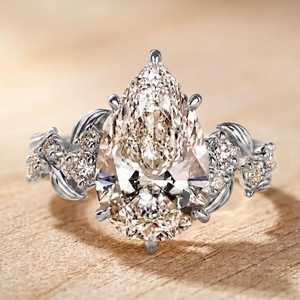 แหวนเพชรทรงลูกแพร์คุณภาพดี ดีไซน์วินเทจ แรงบันดาลใจจากธรรมชาติ ทองคำ 14K สีเหลือง พร้อมเพชรเพาะเลี้ยงในห้องปฏิบัติการ รับรองโดย IGI เหมาะสำหรับเป็นแหวนหมั้น - Product Image 1