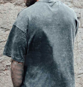 Camiseta Gráfica con Efecto Desgastado para Hombre - Estilo Urbano Holgado - Mezcla de Algodón Transpirable - Estilo Urbano Icónico - Product Image 5