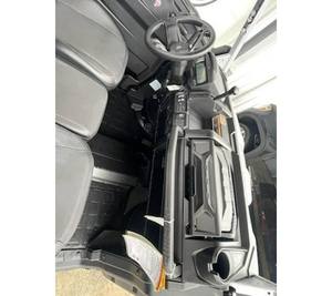 Tout nouveau Defender X Mr 4WD 4 temps certifié EPA EEC, demi-portes, HD10 Hyper Silver & Legion Red UTV - Product Image 3