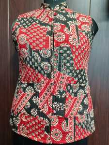 Chaqueta de Lujo Acolchada sin Mangas con Estampado Artístico de Vida Silvestre, Motivos Tropicales Elegantes y Corte Contemporáneo - Product Image 4