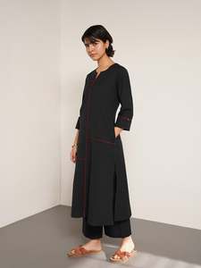 Vestido Maxi Negro con Ribete en Contraste Rojo, Manga Tres Cuartos, Corte Holgado, Tela de Algodón Tejido, Uso Diario Informal - Product Image 2
