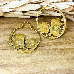 Boucles d'oreilles créoles tendance style bohème en laiton floral plaqué or 18 carats motif fleur de cerisier pour femmes, vente en gros/OEM/ODM - Product Image 2