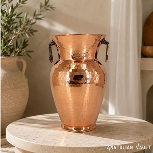Jarrón de cobre martillado estilo Anatolia con asas, decoración para el hogar de estilo mediterráneo - Product Image 1