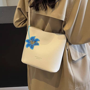 Nouvel accessoire floral perlé fait main en PVC, petit pendentif porte-clés pour sac, à coudre sur les patchs ou comme ornements suspendus - Product Image 6