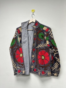 Chaqueta Acolchada Suzani de Terciopelo Ecológico Hecha a Mano para Mujer, Bordada con Flores, Estilo Boho Indio, Abrigo Regular Vintage de Algodón Transpirable - Product Image 5